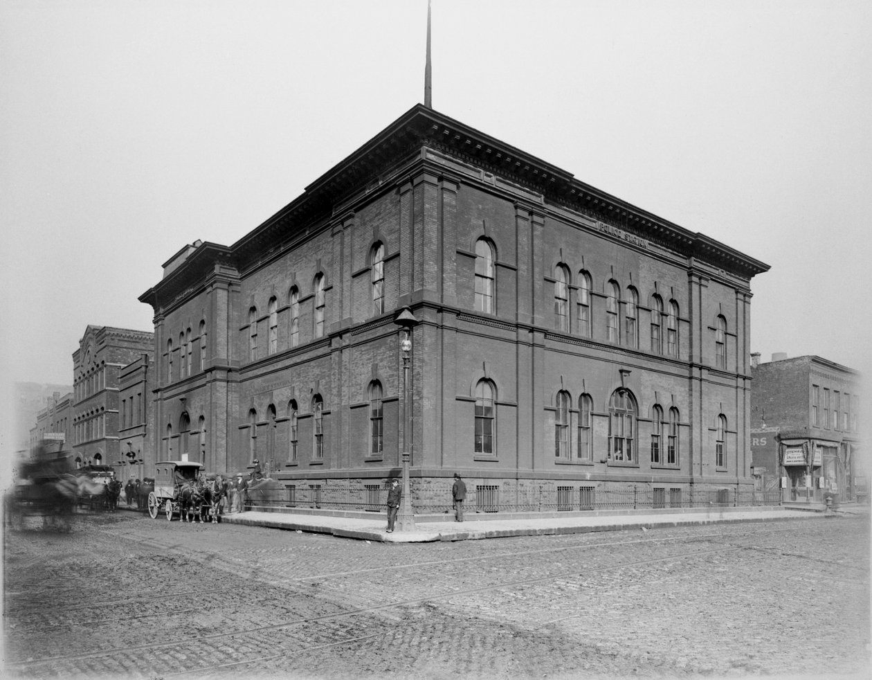 美国伊利诺伊州芝加哥的哈里森街警察局，约1900年（黑白照片）。 作者 巴恩斯和克罗斯比