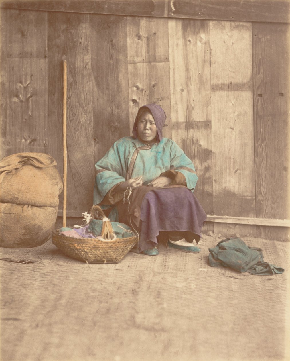 [拿着篮子坐着的中国女人]，1870年代。 作者 雷蒙德·冯·斯蒂夫男爵