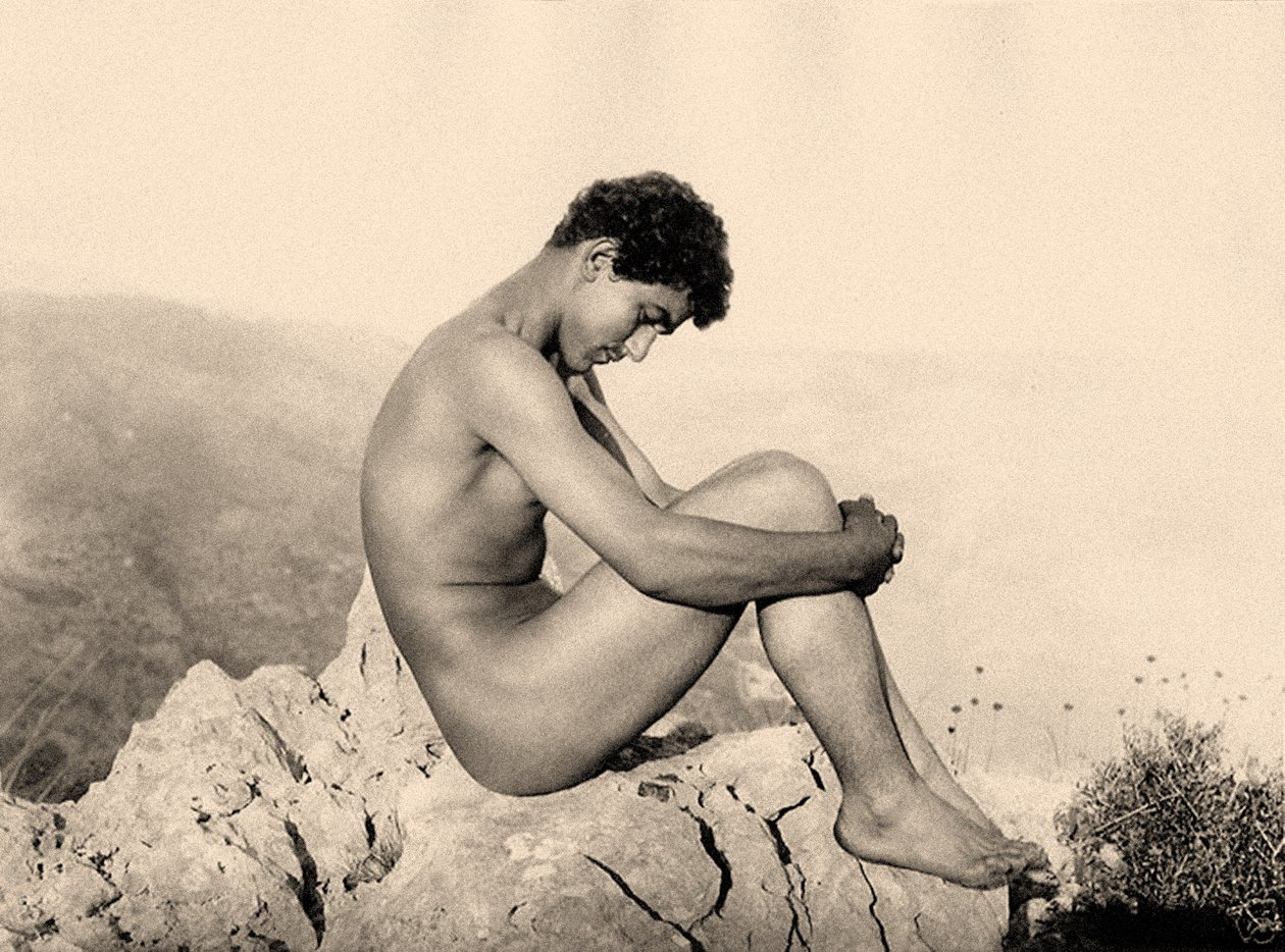 研究一个男性裸体在岩石上，陶尔米纳，西西里岛，c.1900（棕褐色照片） 作者 威廉·冯·格洛登男爵
