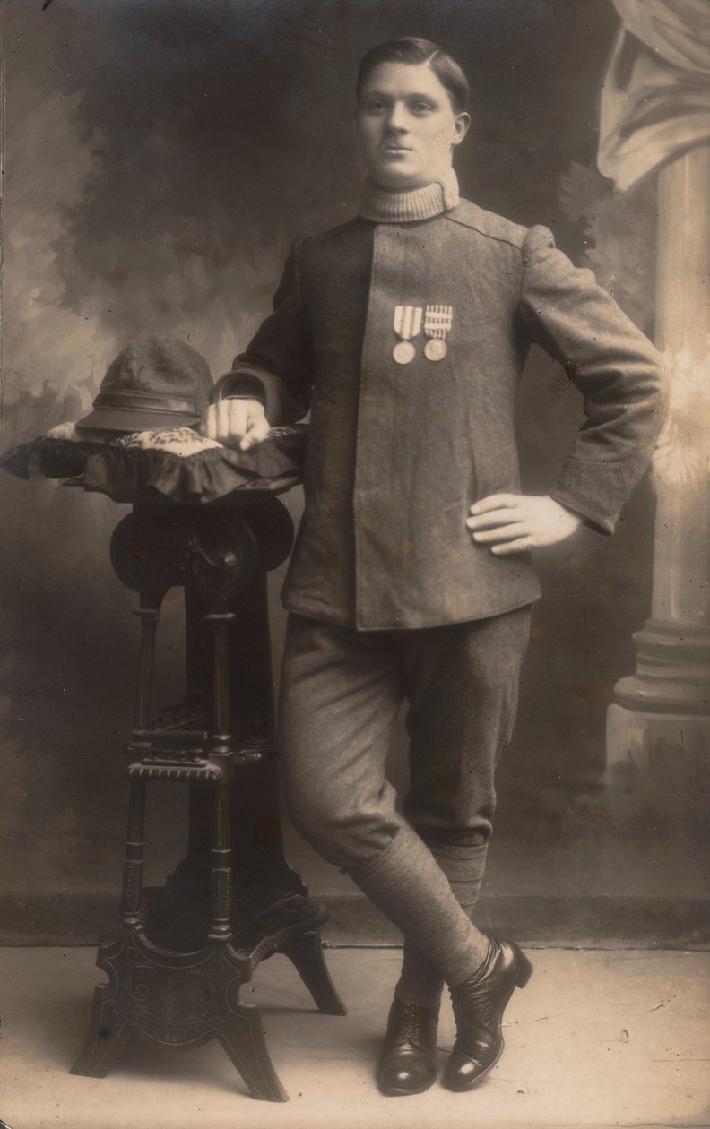"GM R. Army (World War I) "专辑。穿着乡村制服的步兵士兵（黑白照片 作者 巴特利巴特利