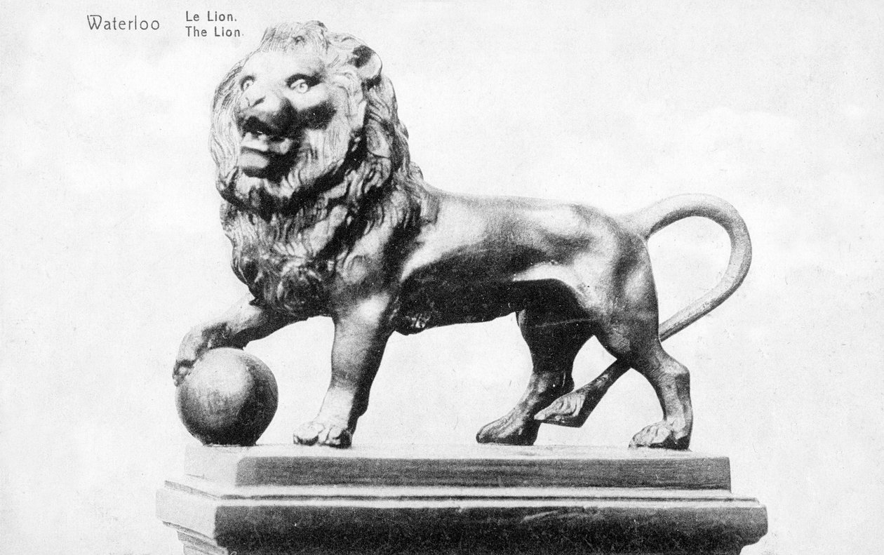 滑铁卢战役的荷兰纪念碑，描绘狮子山丘（Lions Mound）顶峰上的狮子，纪念明信片，c.1912（photolitho） 作者 比利时摄影师