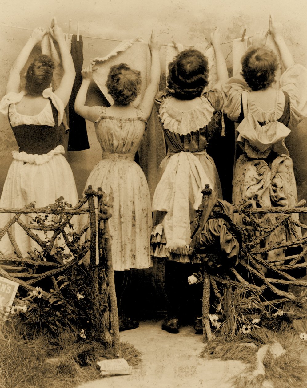 Kirkman&39;s Borax Soap的广告，显示四名妇女在洗衣线上挂衣物的后视图，c.1891 作者 本杰明·福克