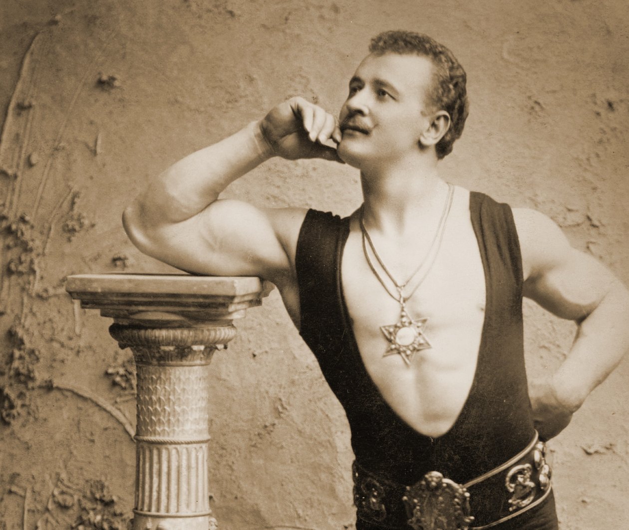 Eugen Sandow，古典古希腊罗马姿势，c.1894 作者 本杰明·福克