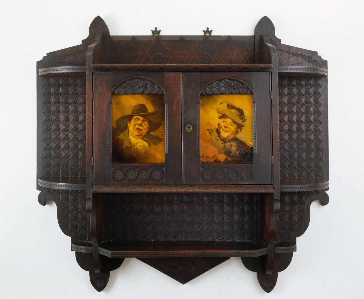带有陶瓷饰板的挂墙柜，雕刻归属于Mary Madeline Nourse，牌匾为Artus van Briggle（1869-1904）1887-99（黑胡桃和釉面粘土） 作者 Benn attr.to皮特曼