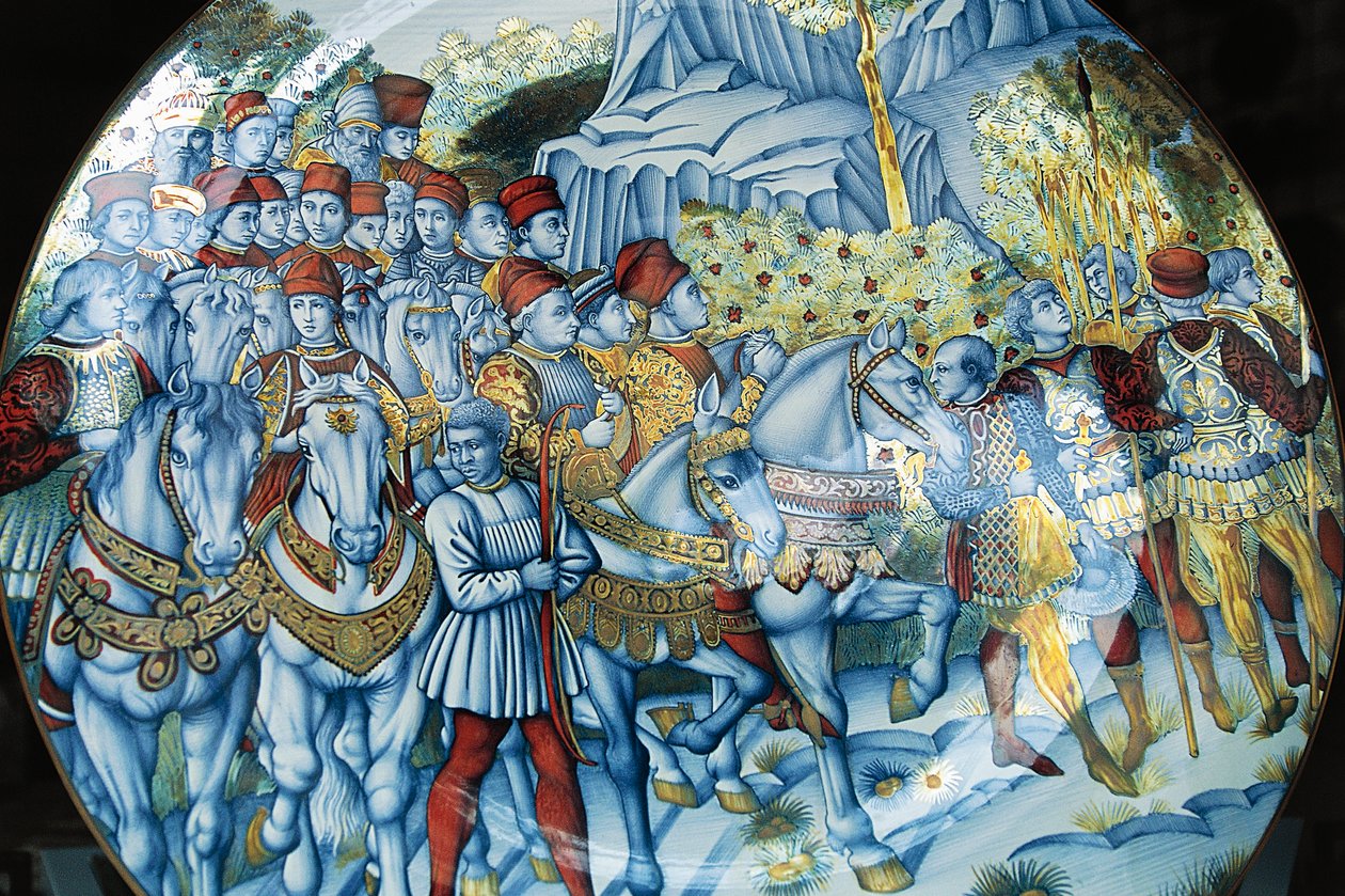 描绘Magi游行的马乔里卡盘，由Benozzo Gozzoli（约1420-1497）制作，Gualdo Tadino手工艺品，意大利翁布里亚。 作者 Benozzo di Les di Sandro Gozzoli