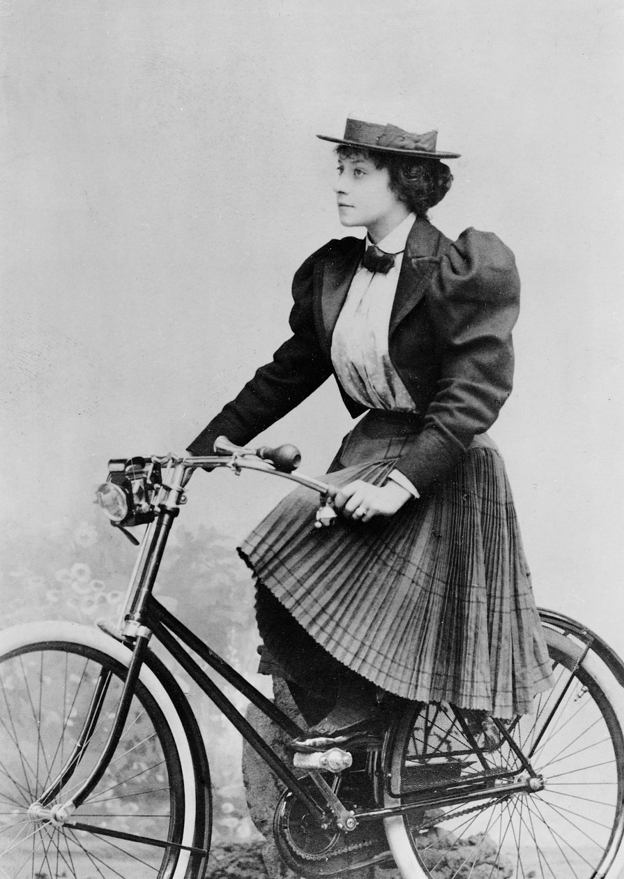 Julia Denis骑自行车，1893年（bw照片） 作者 Benque工作室