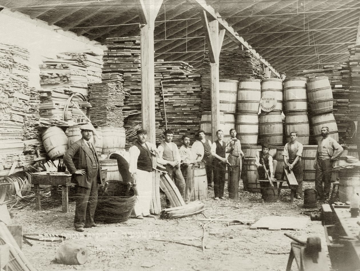 一个酒桶工厂的内部Zichron Yaacov的与工作者，c.1898-1900 bw照片 作者 伯纳德·爱德斯坦