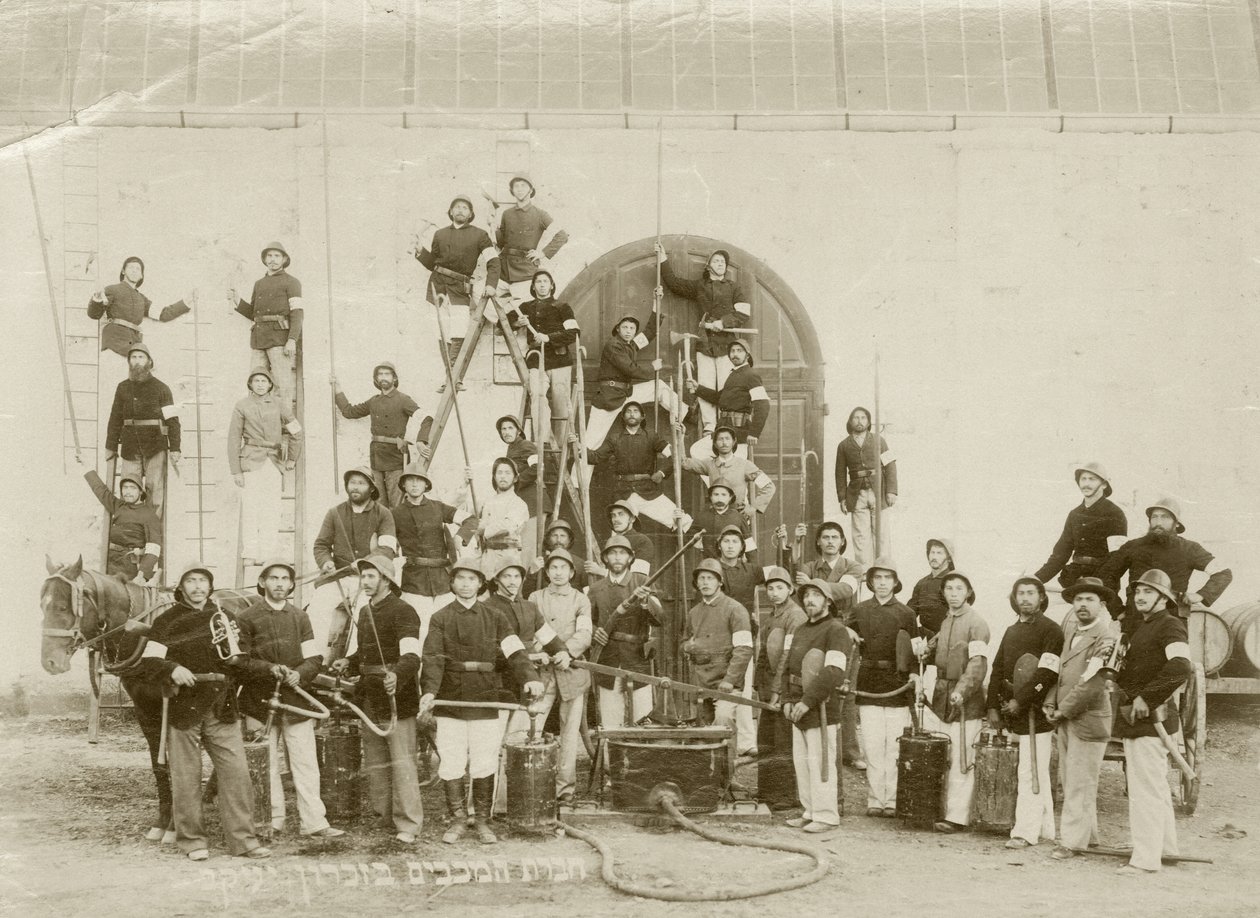 Zichron Yaacov的消防员小组射击，c.1898-1900 作者 伯纳德·爱德斯坦