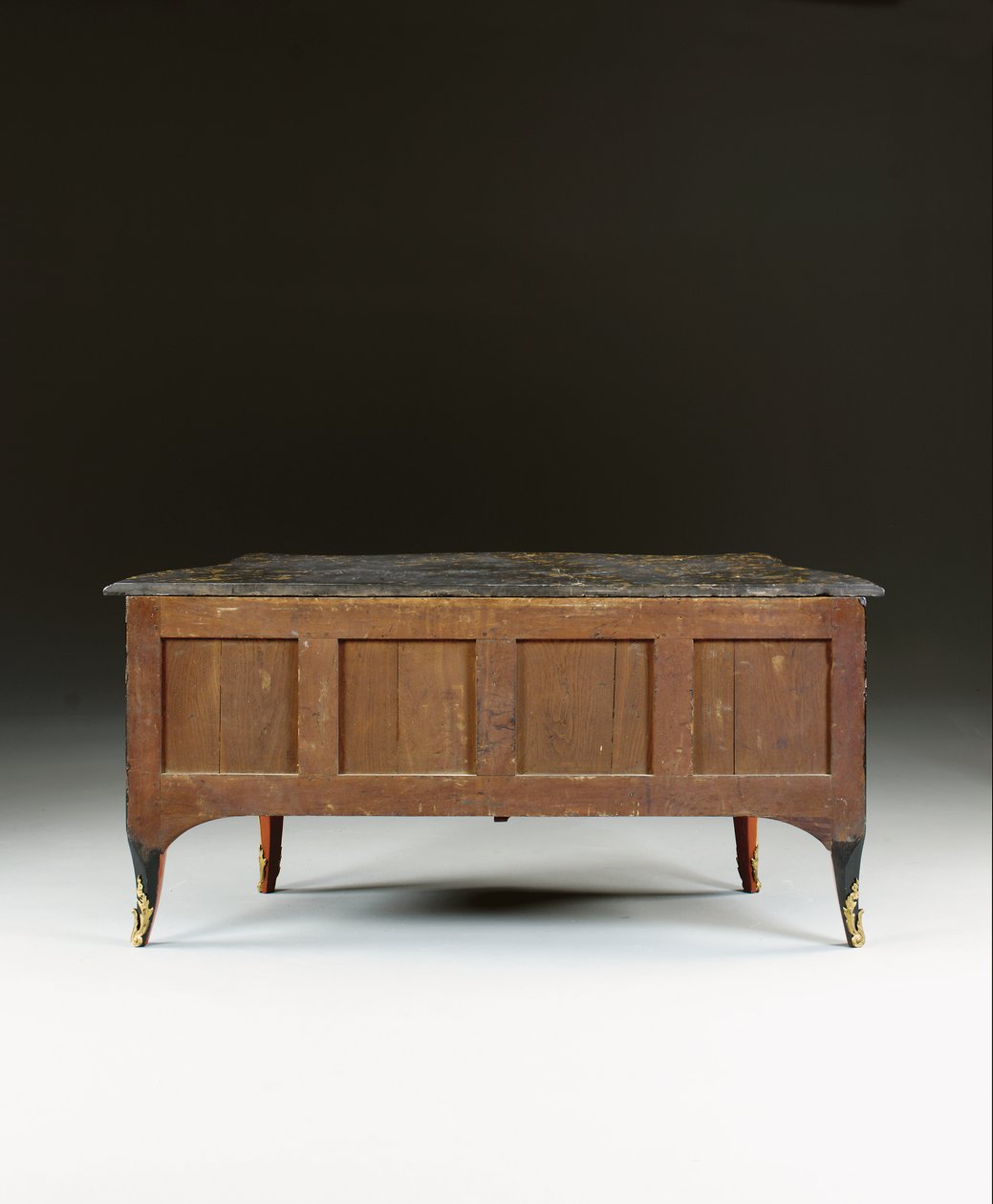 路易十五便桶，约1740年（ormolu安装的中国黑色，彩色和镀金漆，蛇纹石，大理石和弗尼斯） 作者 伯纳德·范·里森堡
