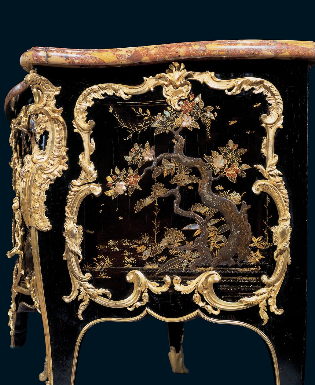 马桶，约1745年（安装在日本moloru漆器和黑檀木） 作者 伯纳德·范·瑞森伯格二世