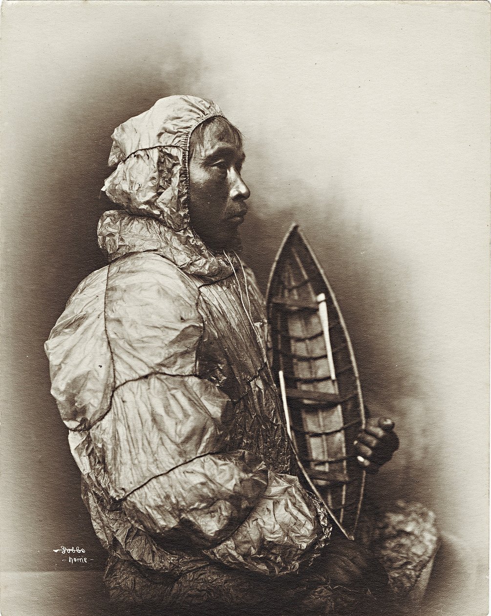 有模型umiak的人，阿拉斯加，c.1906 作者 贝弗利·贝内特·多布斯