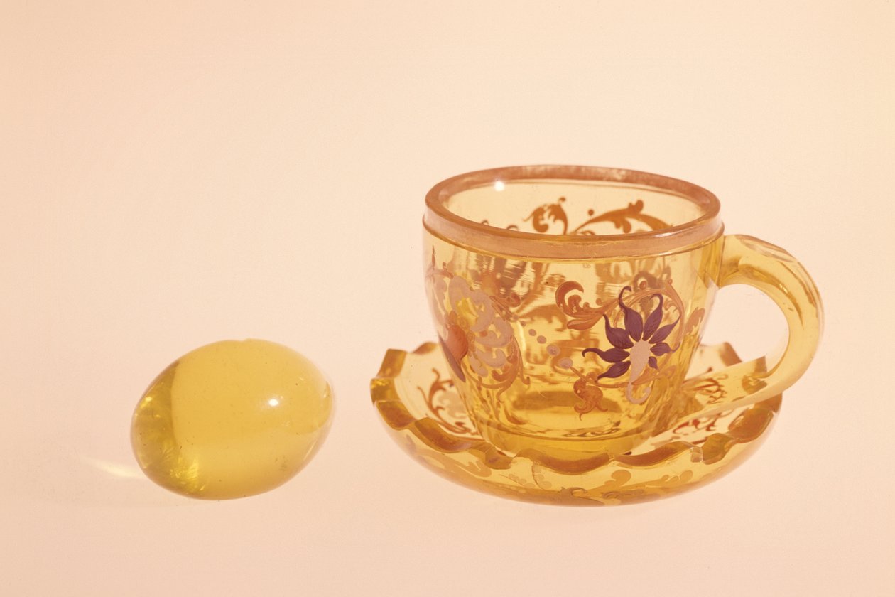 Annagelb搪瓷和切割玻璃杯子和碟子，c.1840（玻璃） 作者 波希米亚派
