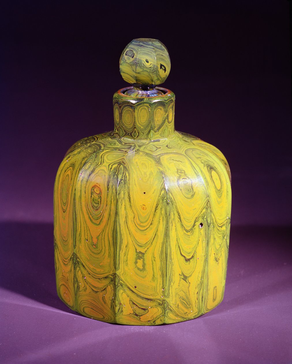 Lithyalin香水瓶和塞子，c.1830（玻璃） 作者 波希米亚派
