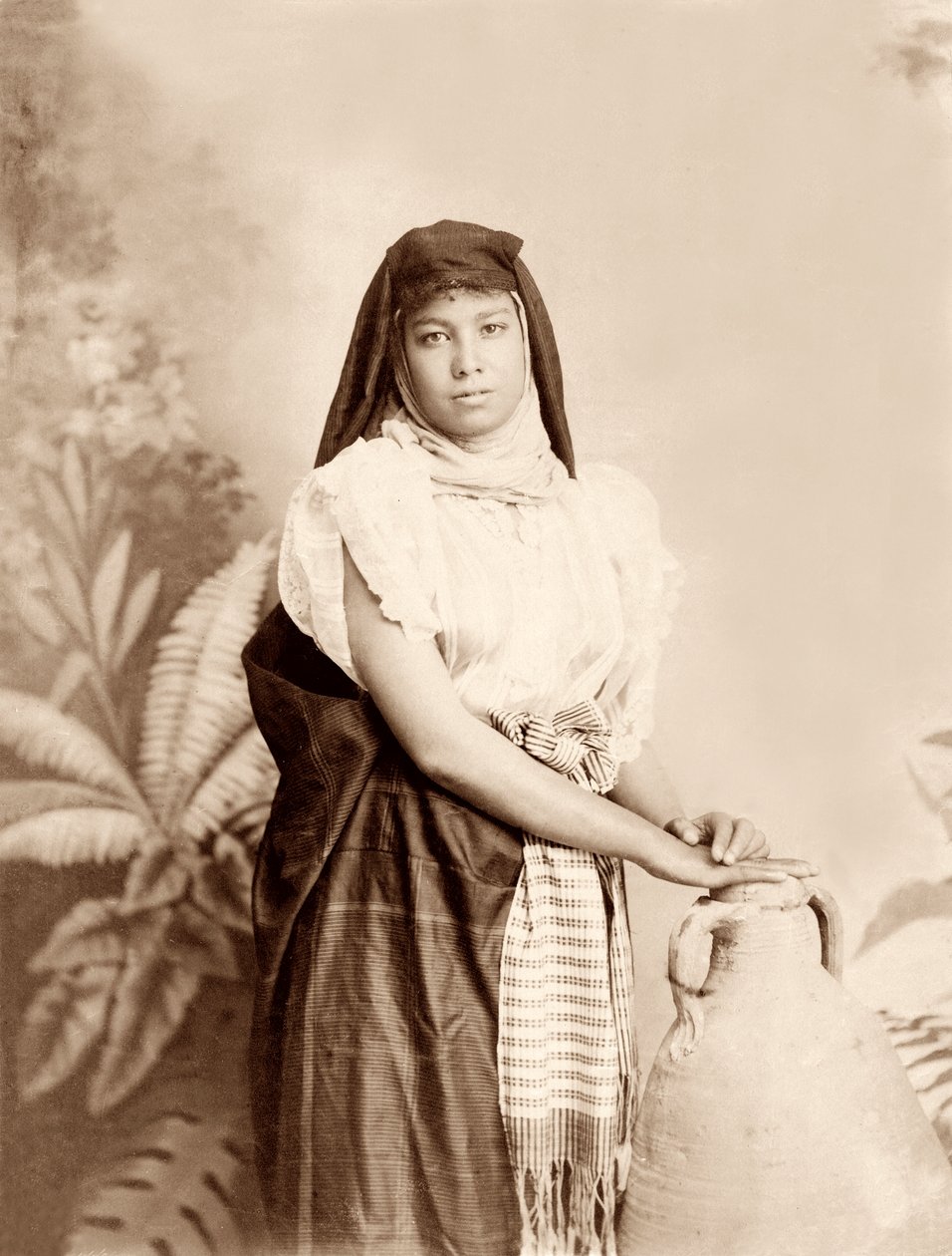 有水瓶子的女孩，c.1867-98 作者 邦菲尔的工作室