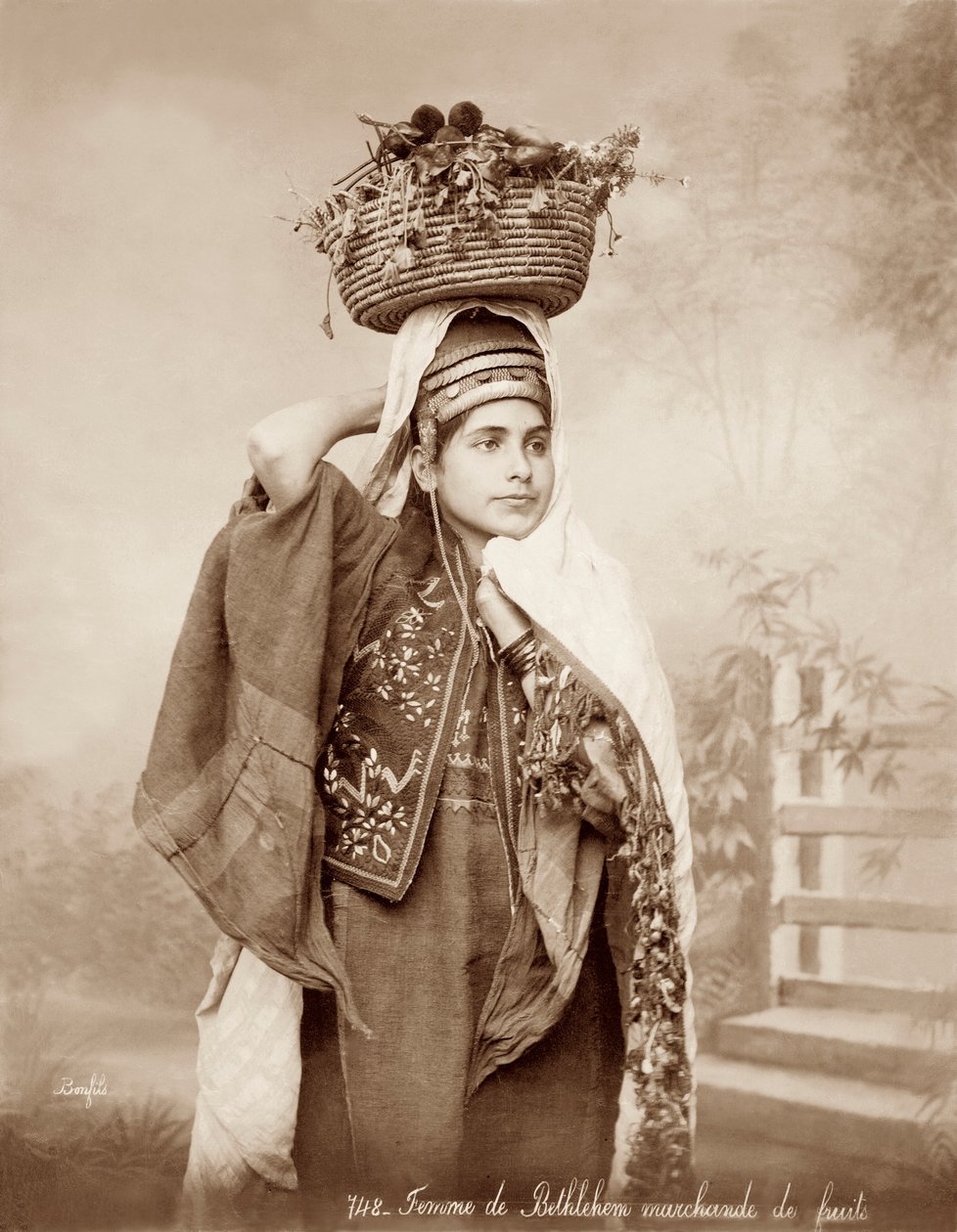 有一篮子的妇女在她的头的果子，c.1867-98 作者 邦菲尔的工作室