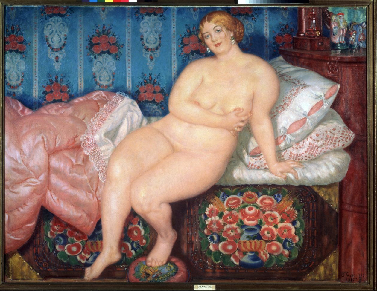 美人》（La beaute）。这是一个身材高大、面带微笑、赤身裸体的金发女子的肖像，她做了一个谦虚的手势来遮掩自己的胸部，半坐在一张未铺好的床上。鲍里斯-米哈伊洛维奇-库斯托季耶夫（Koustodiev）（1878-1927 年）的画作，布面油画 作者 鲍里斯·米哈伊洛维奇·库斯托季耶夫