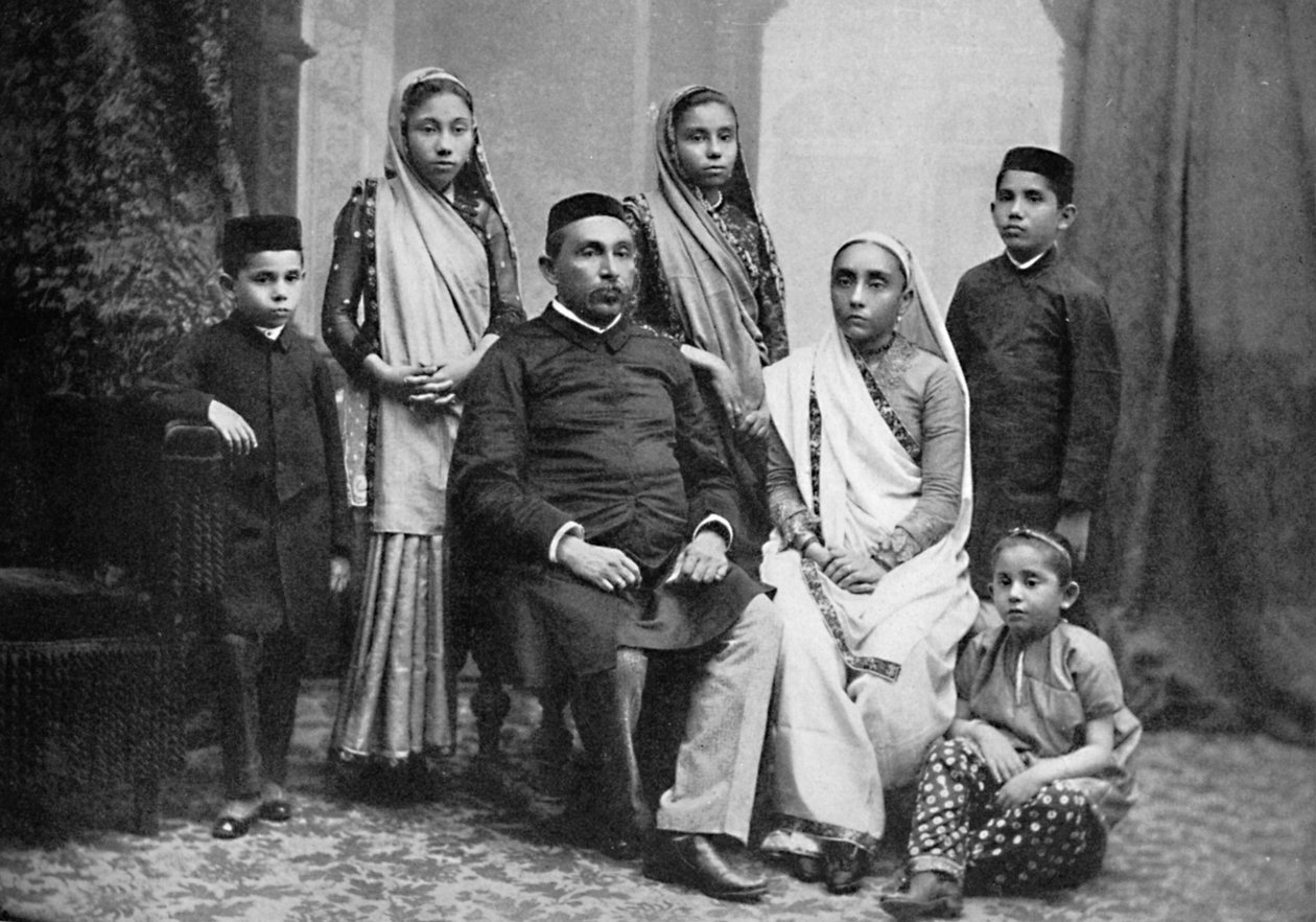 阿帕西（Parsi）家庭，1902年 作者 伯恩与牧羊人