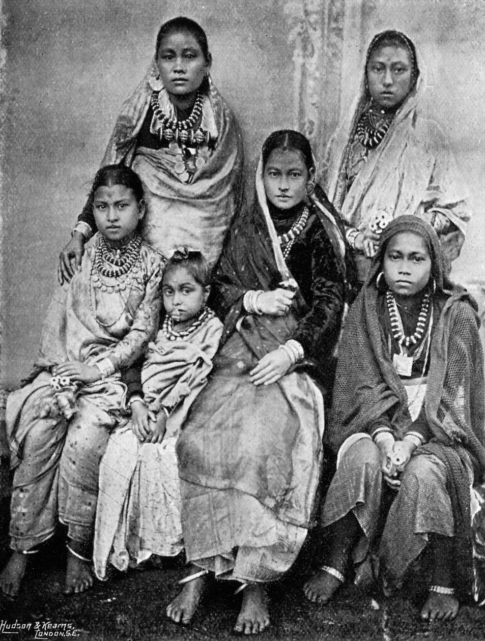 第44廓尔喀人的士兵妻子和子女，1896年 作者 伯恩与牧羊人