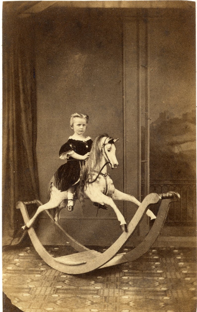 年轻的女孩，在大型摇马，1860年代（蛋白打印） 作者 Brading和Cantelo