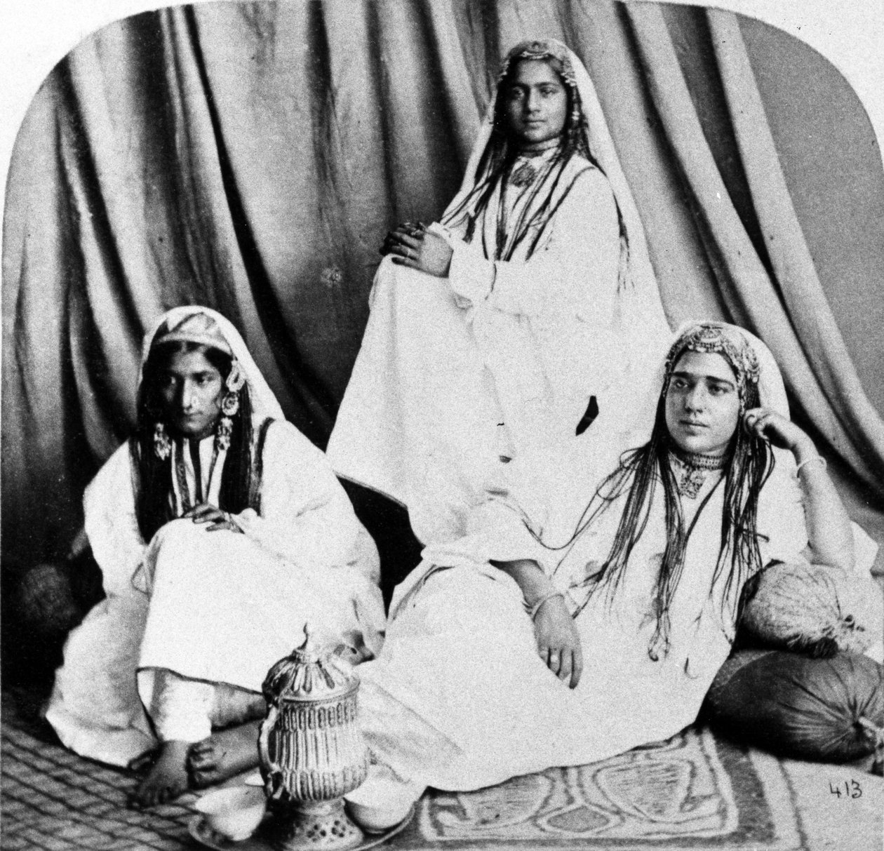 克什米尔Nautch女孩，1860年代 作者 英国摄影师