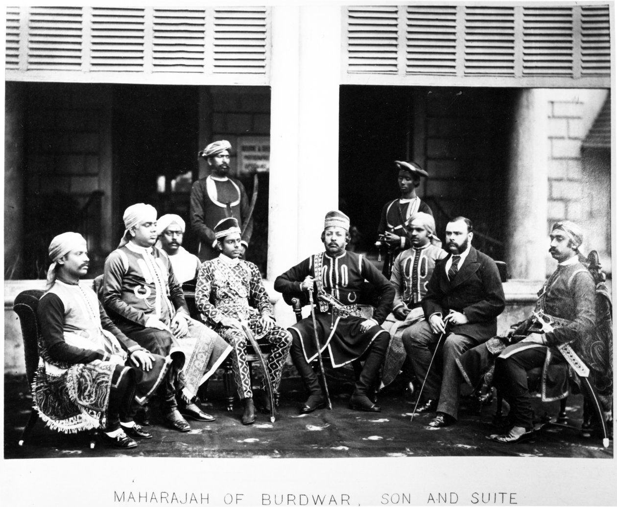 1887年代，Maharaja Mahtab Chand Bahadur及其儿子和套房 作者 英国摄影师
