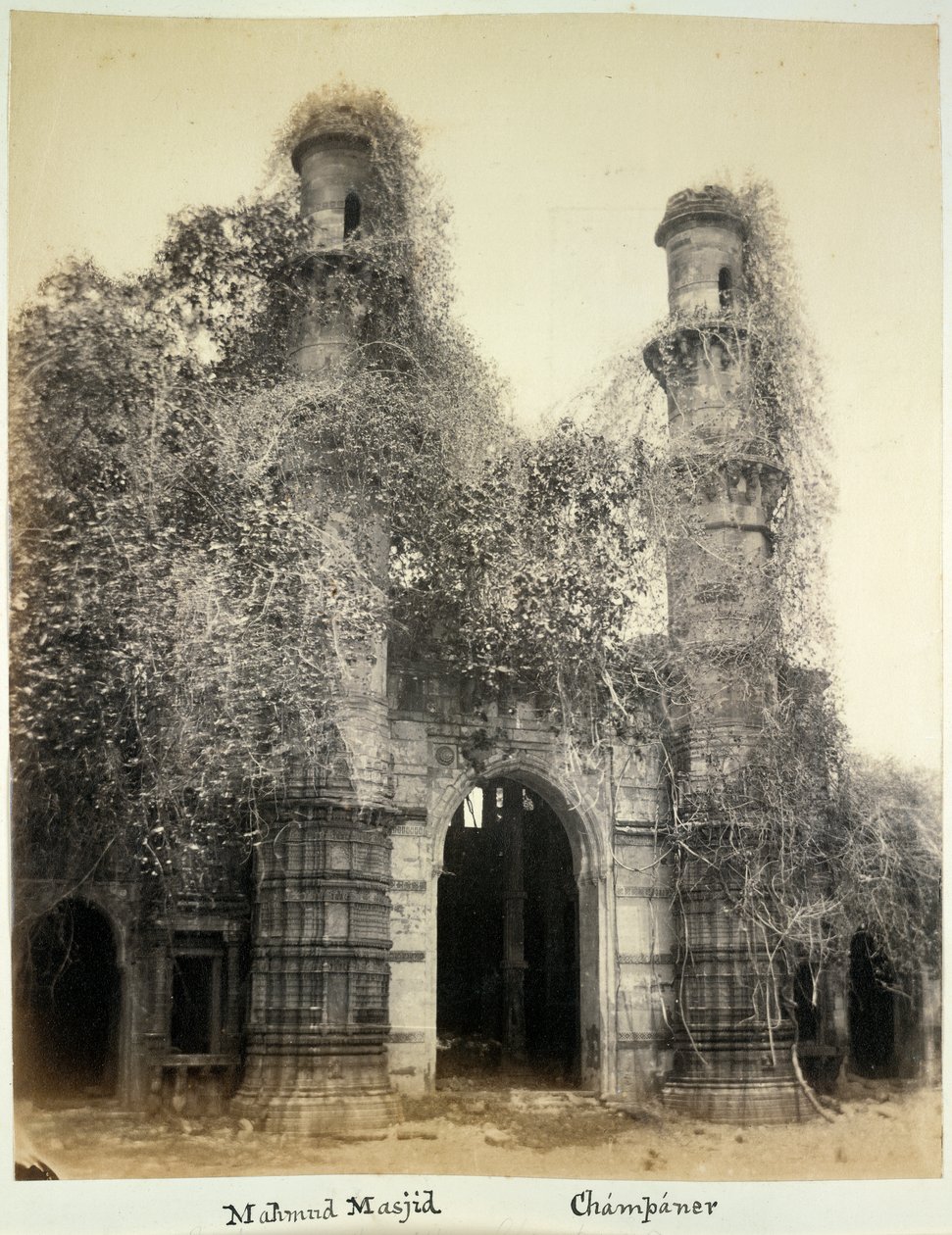 马哈茂德清真寺（纳吉纳清真寺），尚帕内尔，约 1875 年（黑白照片） 作者 英国摄影师