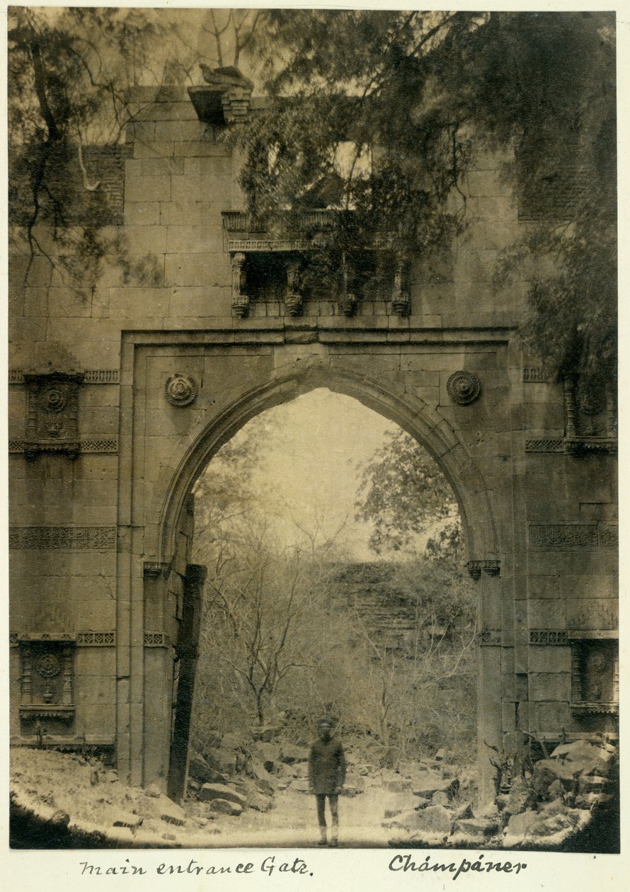 Champaner 正门，约 1875 年（黑白照片） 作者 英国摄影师
