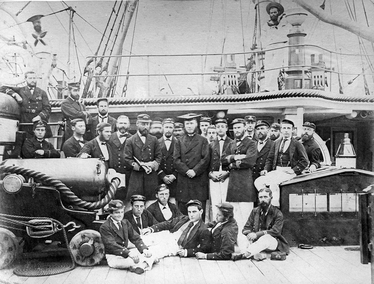 HMS Eclipse上的官员，c.1888 作者 英国摄影师