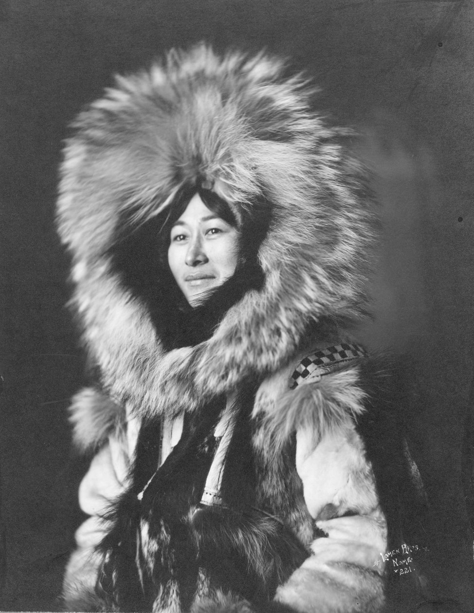 爱斯基摩妇女的姿势，约1915年（黑白照片）。 作者 罗门兄弟