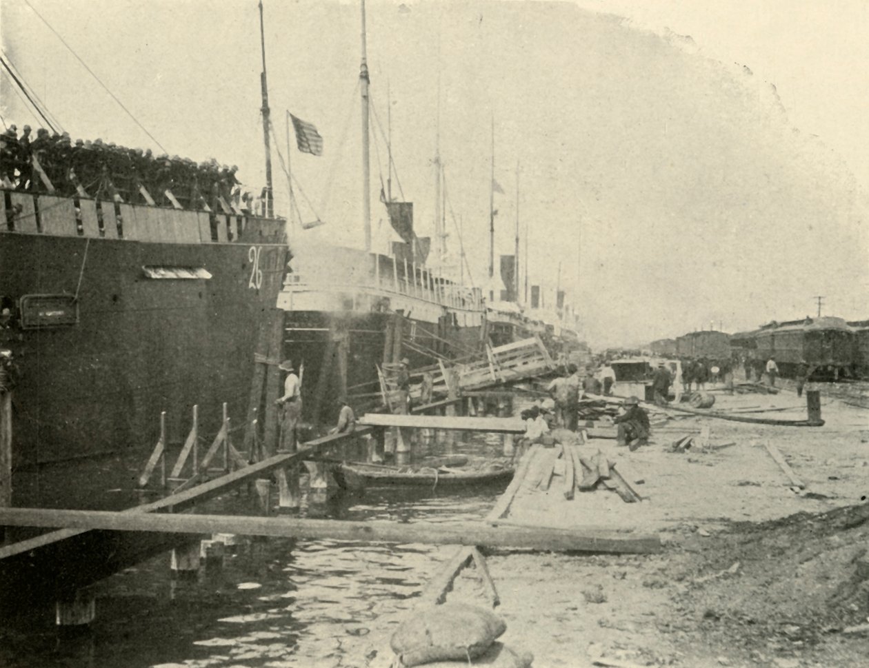 6月10日，1898年，1899年，美西战争，在码头上。 作者 伯尔·麦金托什