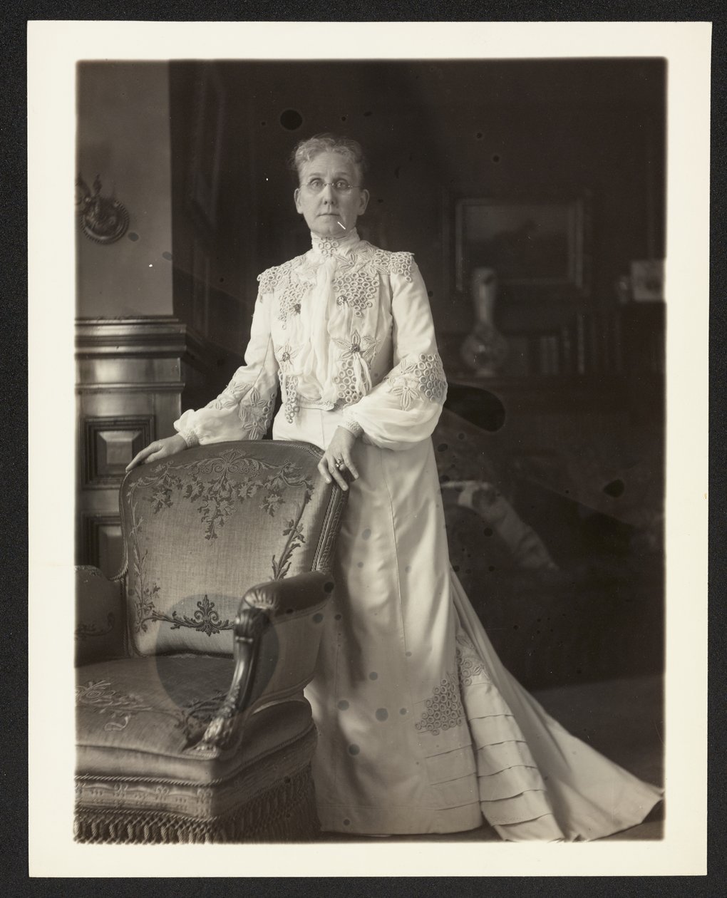Mrs John Arbuckle, c.1900-10 (b/w photo) 作者 伯尔·威廉·麦金托什