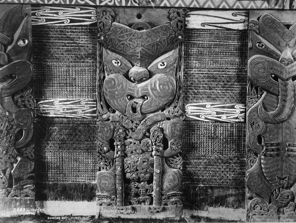 在1880年代的Ohinemutu的Tamatekapua会议室的雕刻和网络面板 作者 伯顿兄弟工作室
