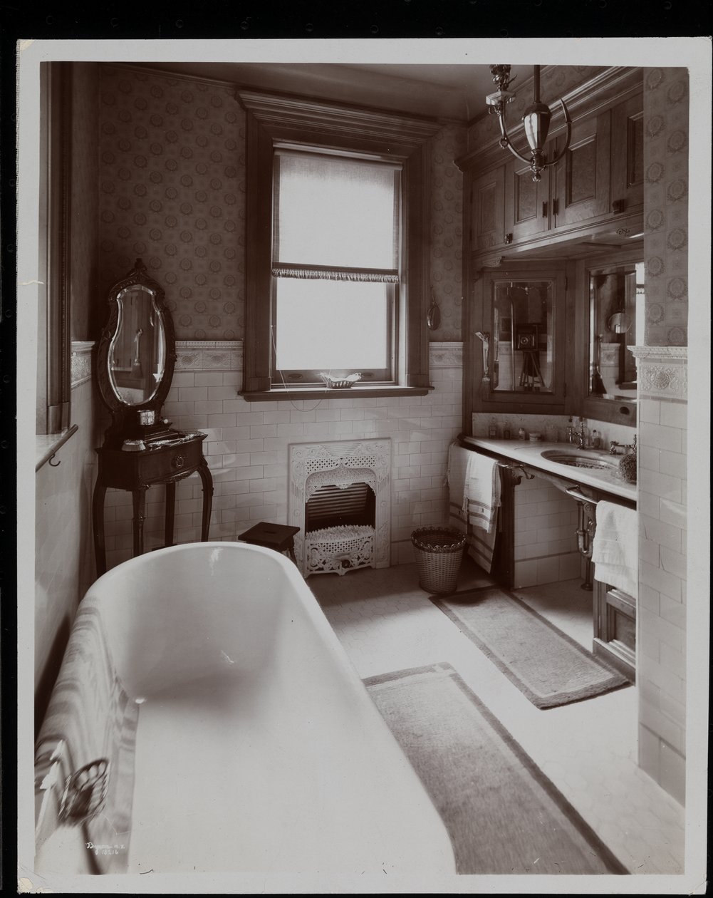 1902年纽约West 88th Street 16号Edward Brandeis住宅的浴室（银色明胶印刷） 作者 拜伦公司