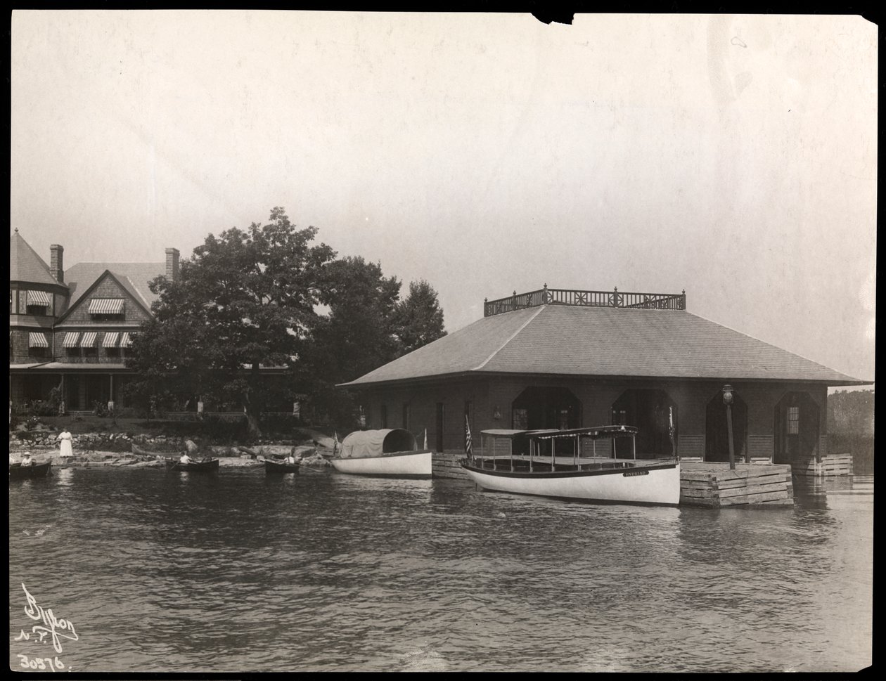 位于千岛群岛的May Irwin住宅的划船码头，1911-12（银色明胶印刷） 作者 拜伦公司