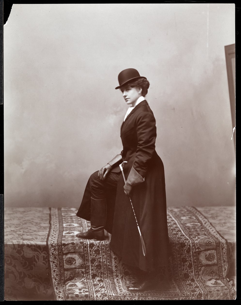插图画家Malcolm Strauss，c.1895（银色明胶印刷）工作室中的女模特 作者 拜伦公司