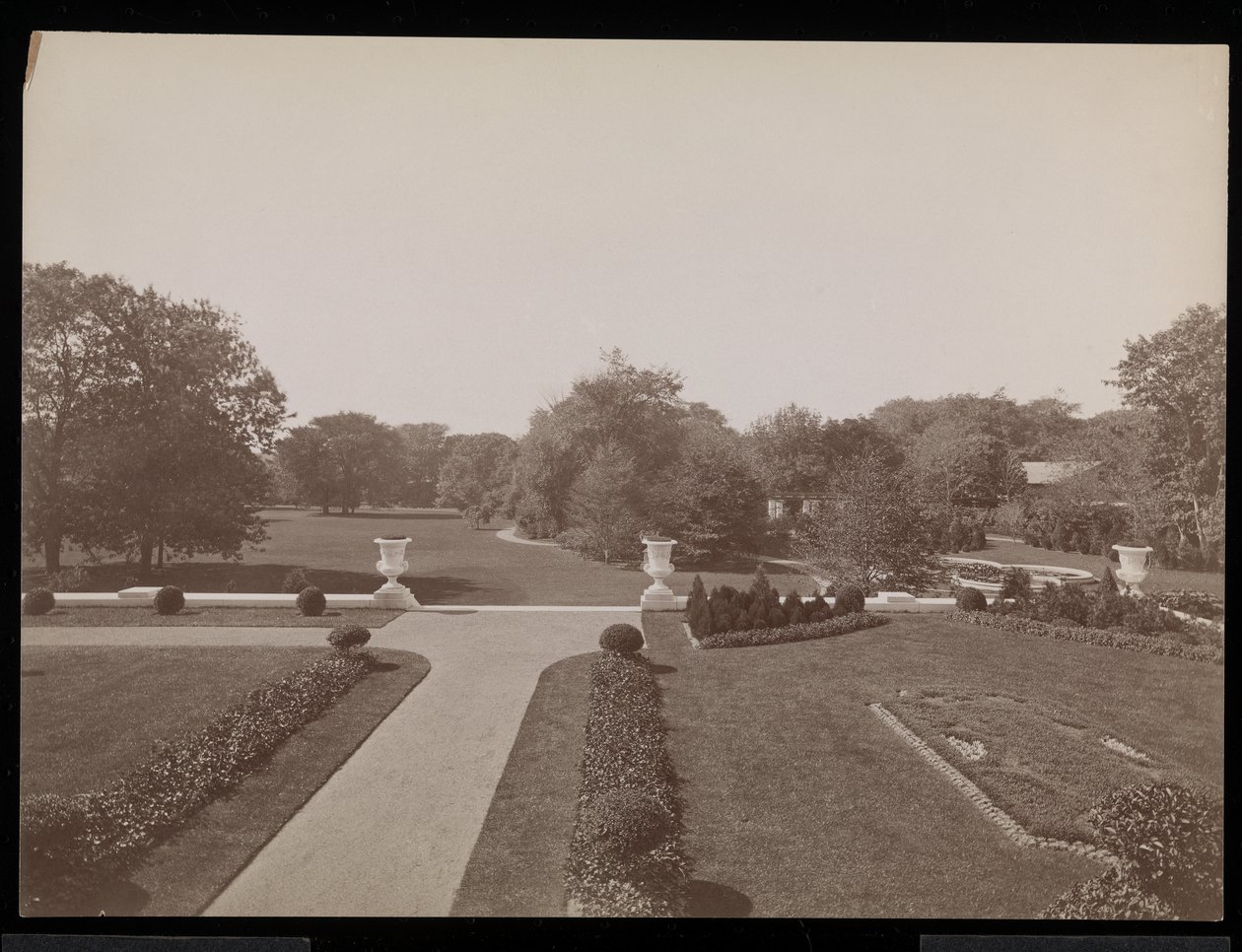 位于罗德岛纽波特的ED Berwind住宅区的一个正式花园，c.1905（银色明胶印刷品） 作者 拜伦公司
