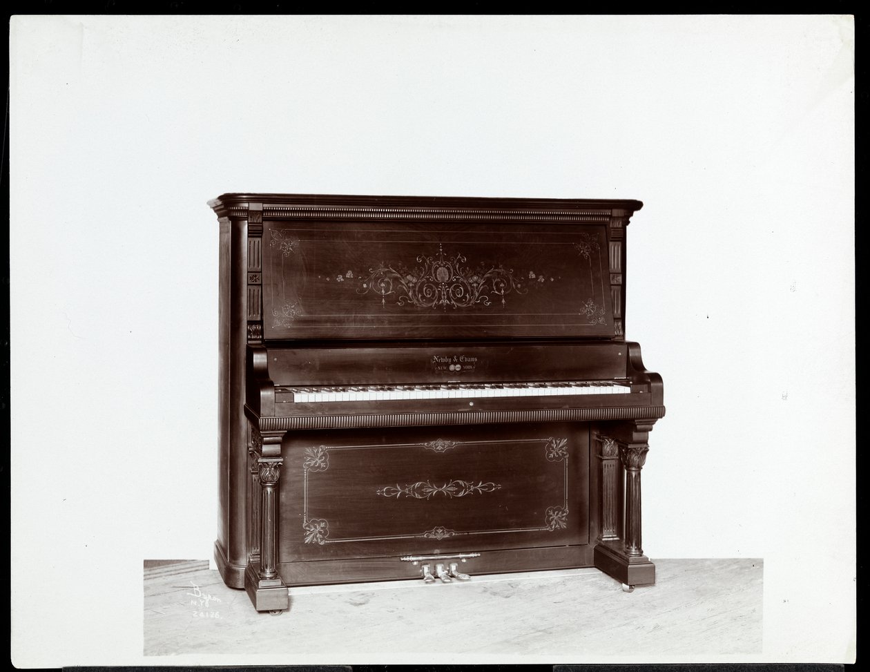 由Newby und Evans钢琴公司制作的钢琴，1907年（银色明胶印刷） 作者 拜伦公司
