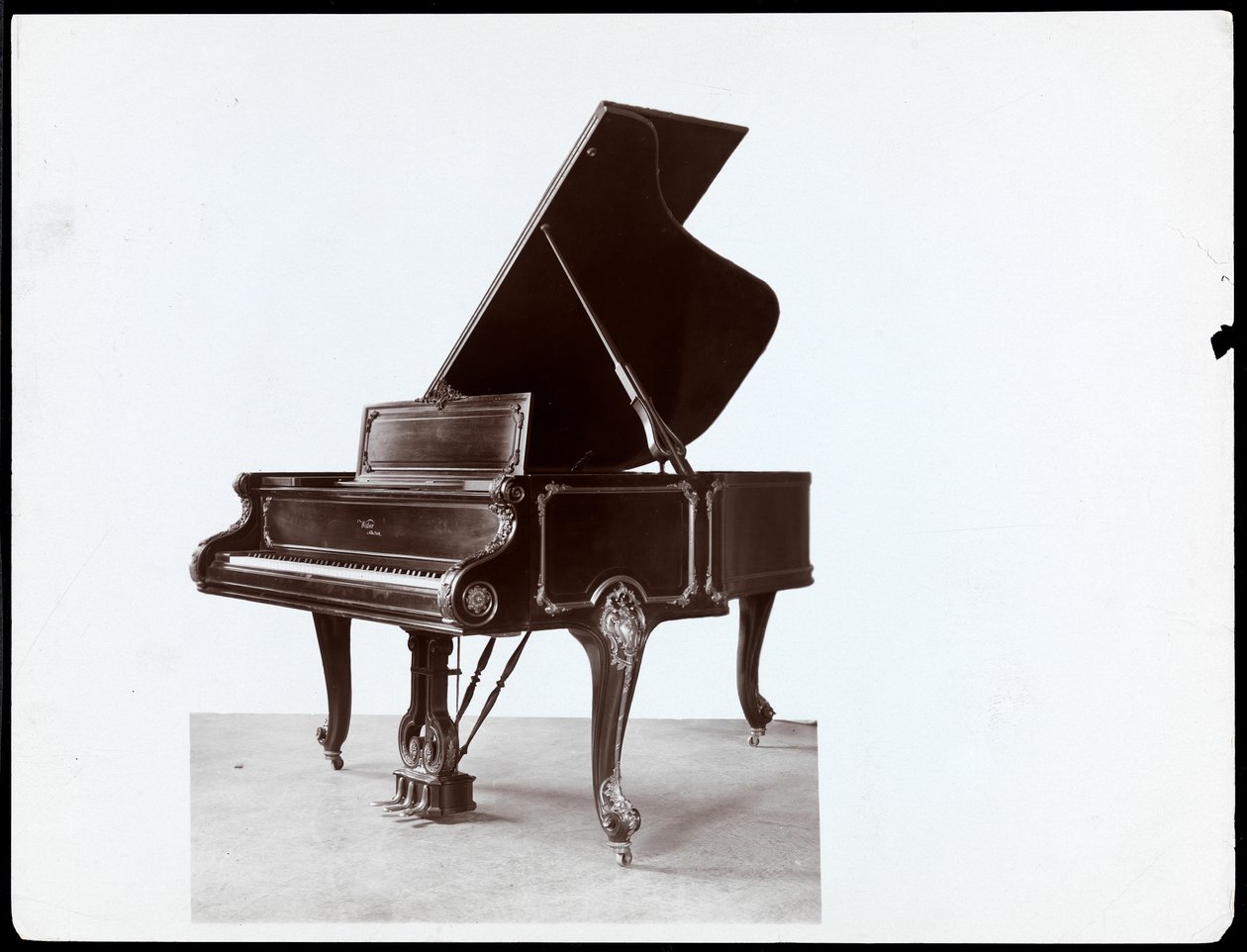 纽约Weber und Co.的钢琴，1900-20（银色明胶印刷） 作者 拜伦公司