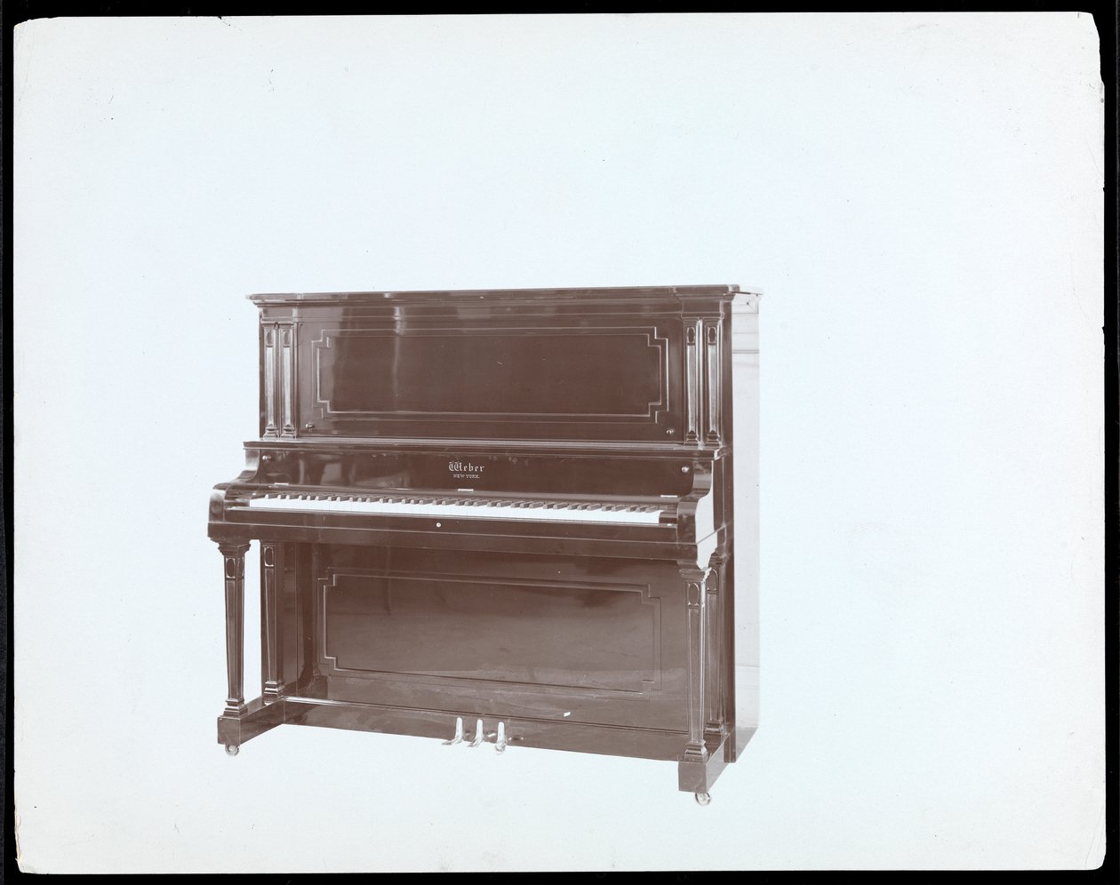 纽约Weber und Co.的一架钢琴，c.1910（银色明胶印刷） 作者 拜伦公司