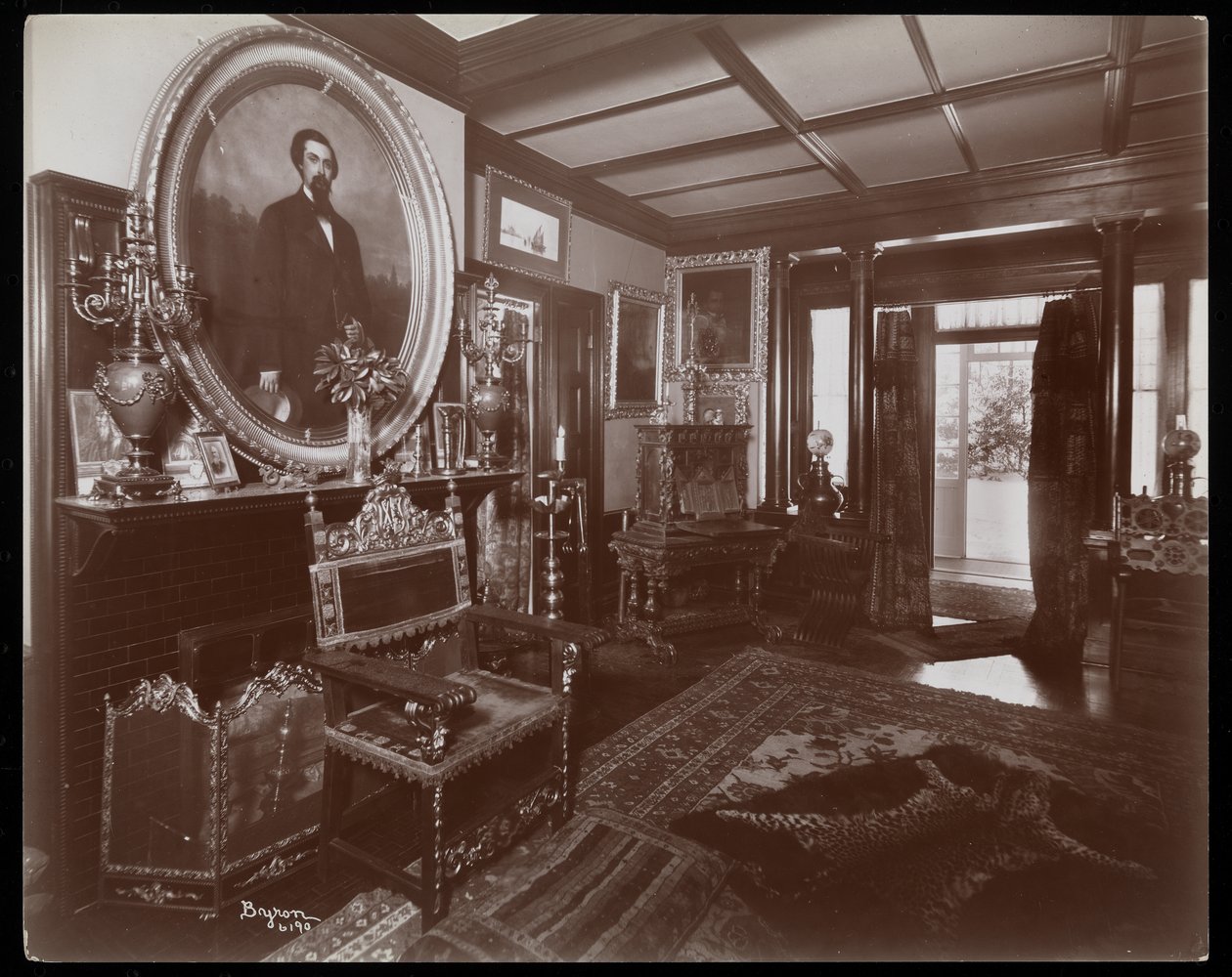 位于纽约州Tuxedo Park的Westmoreland Davis住宅的一间客房，1899年（银色明胶印刷） 作者 拜伦公司