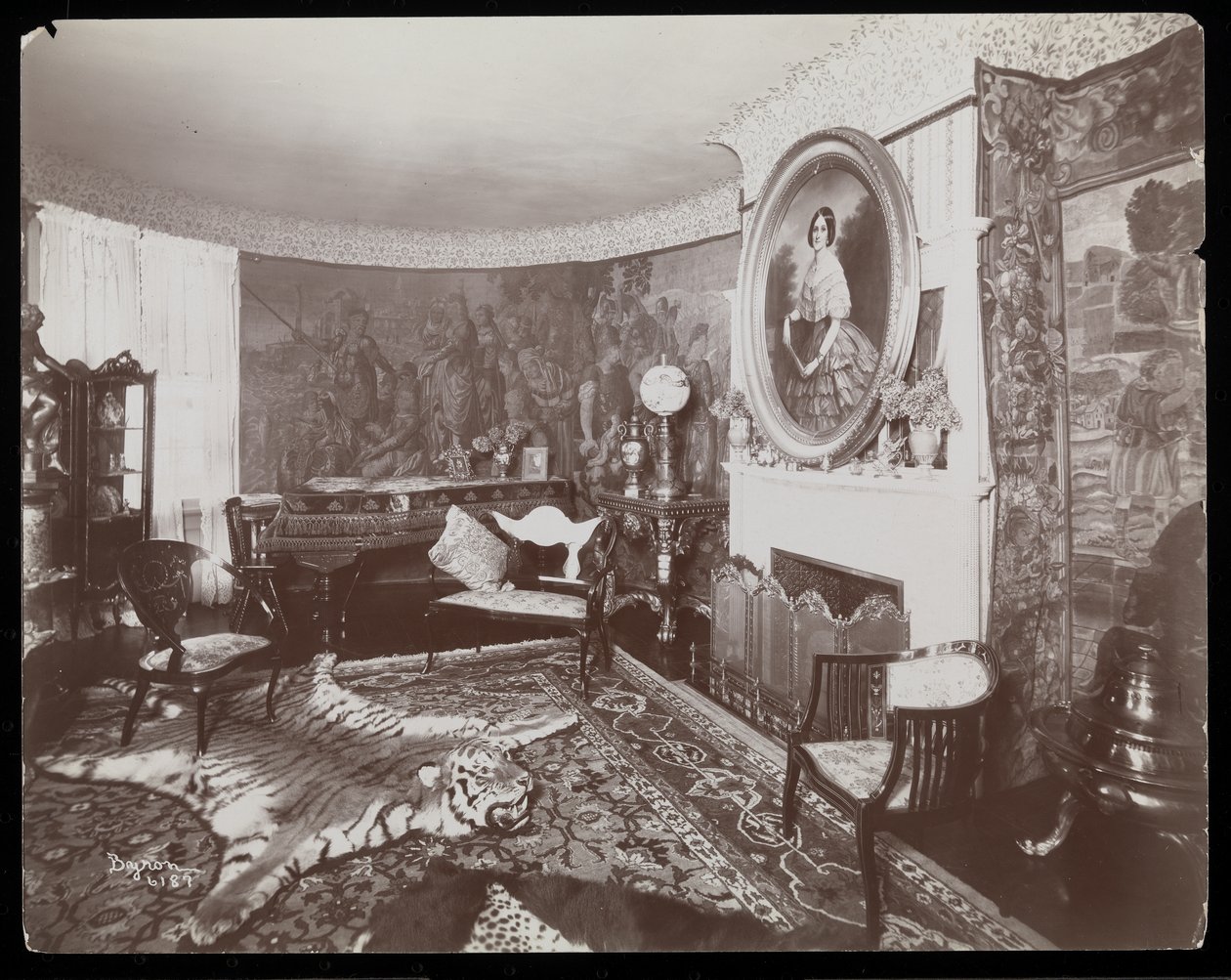 位于纽约州Tuxedo Park的Westmoreland Davis住宅的一间客房，1899年（银色明胶印刷） 作者 拜伦公司