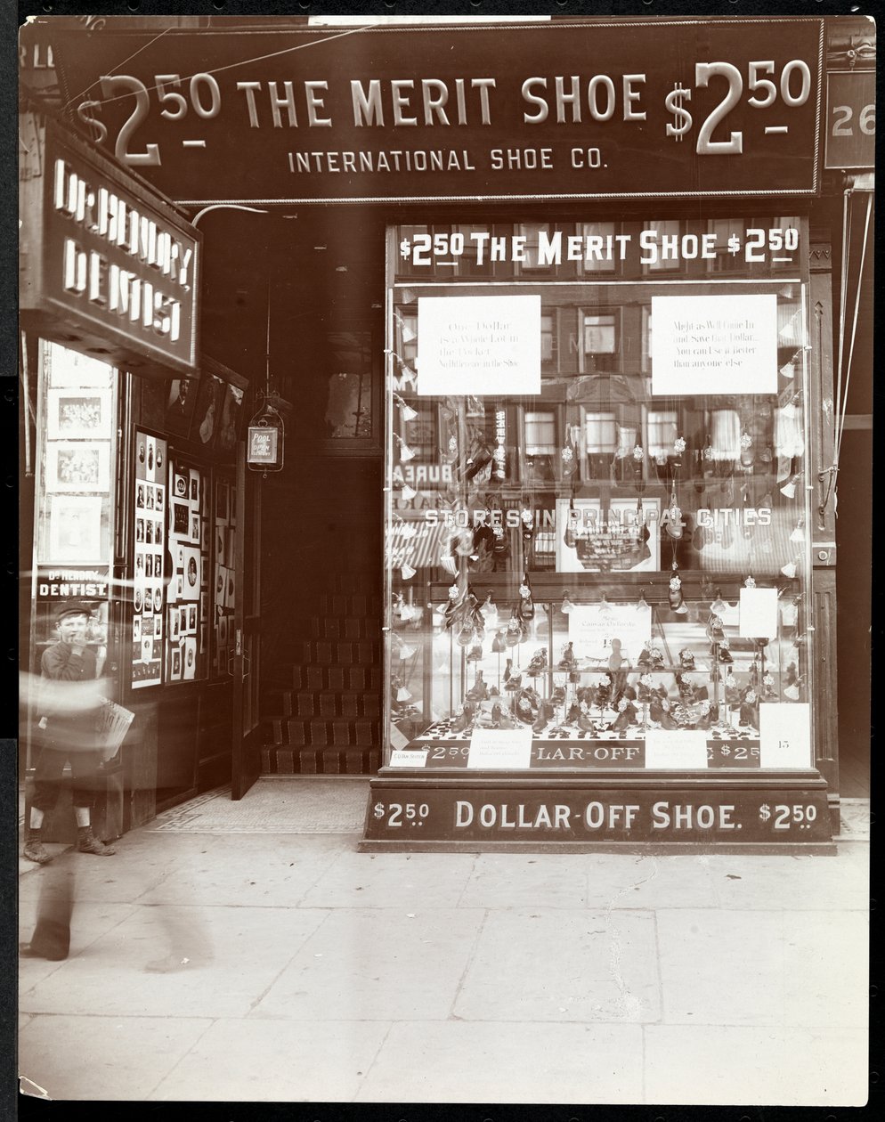 1905年纽约国际鞋业公司的店面（银色明胶印刷） 作者 拜伦公司