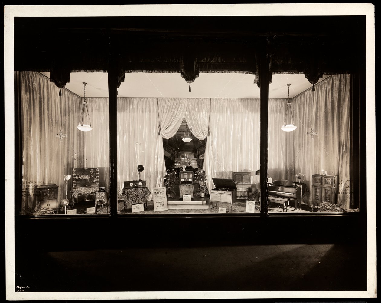 1924年，纽约西42街29号Aeolian公司的橱窗展示（银色明胶印刷） 作者 拜伦公司