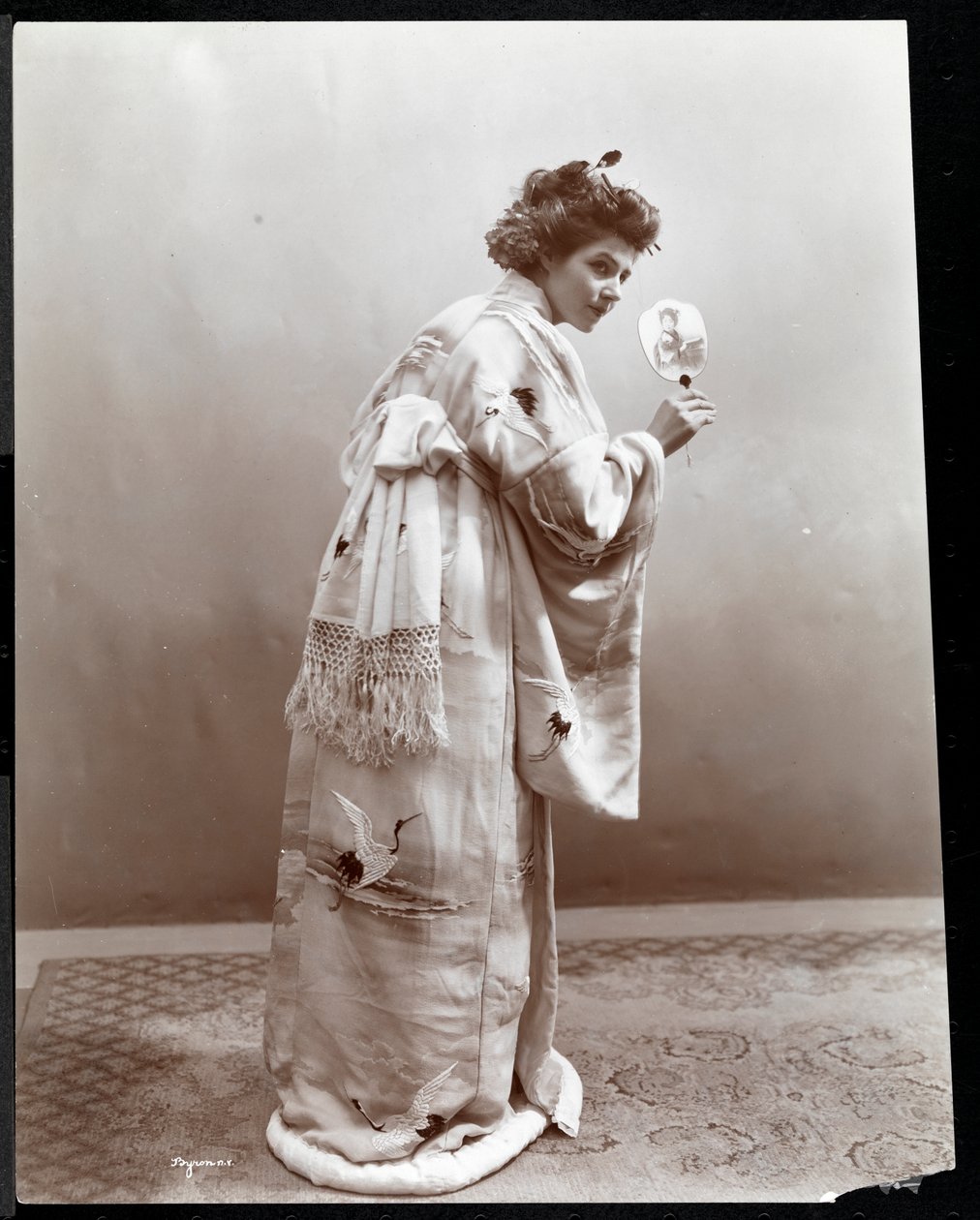 一位女士塑造日本和服，纽约，1904年（银色明胶印刷） 作者 拜伦公司