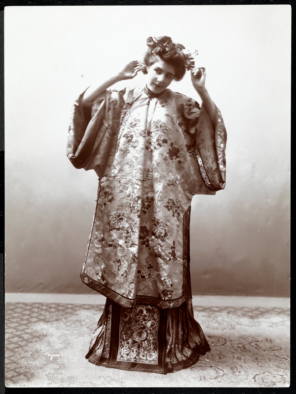 一位女士塑造日本和服，纽约，1904年（银色明胶印刷） 作者 拜伦公司