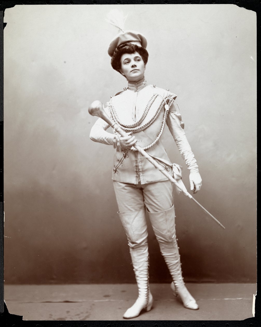 一个女人模仿乐队制服，拿着一根警棍，c.1898（银色明胶印刷） 作者 拜伦公司