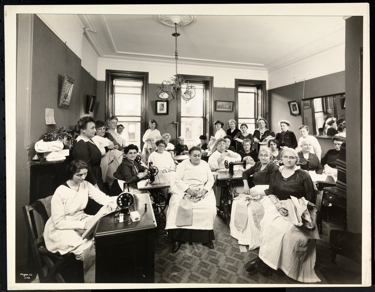 1920年纽约东94街157号Rodeph Sholom Sisterhood的一个女性缝纫圈（银色明胶印刷品） 作者 拜伦公司