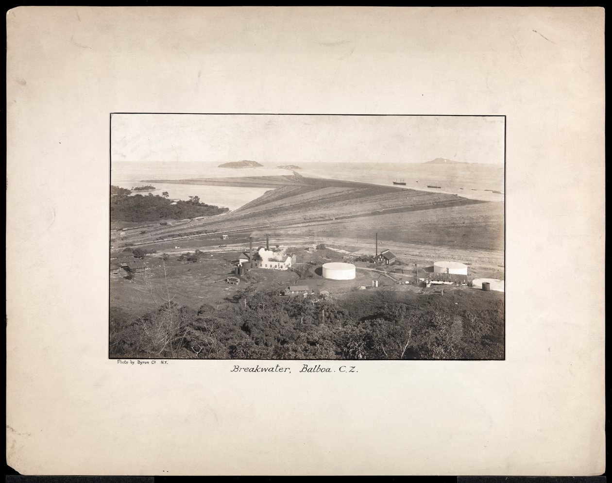 在Balboa，巴拿马运河的太平洋入口，1912或1913（银色明胶打印）的防波堤的鸟瞰图 作者 拜伦公司