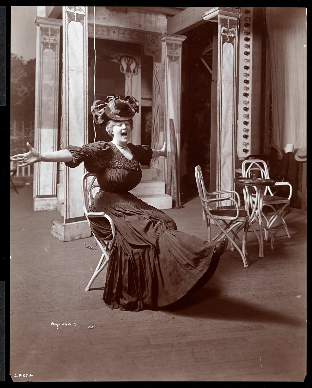 Amelia Summerville穿着服装作为&39;金色西部的Burlesquing女孩&39;，1906年（银色明胶印刷品） 作者 拜伦公司