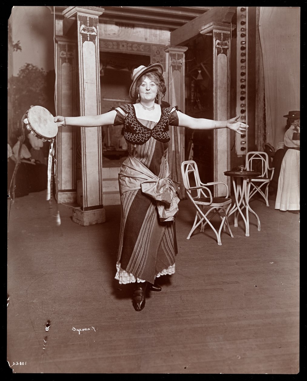 Amelia Summerville穿着服装作为&39;金色西部的Burlesquing女孩&39;，1906年（银色明胶印刷品） 作者 拜伦公司